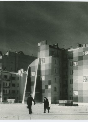 Reklamy na ścianach kamienic przy ulicy Siennej