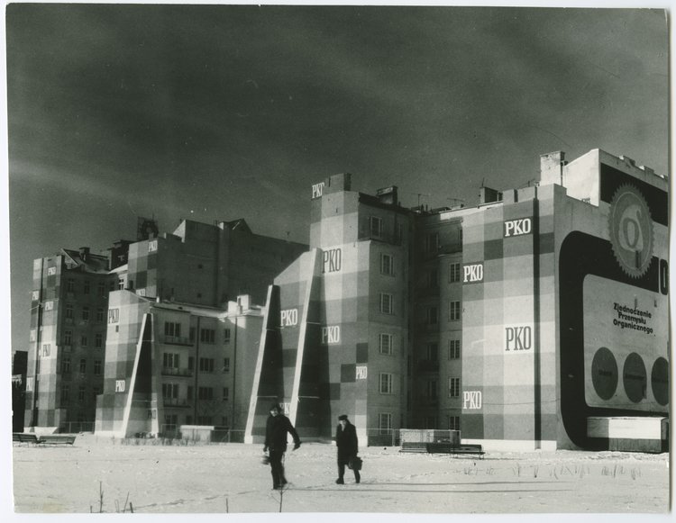 Reklamy na ścianach kamienic przy ulicy Siennej