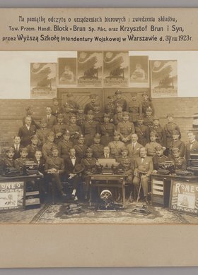Oficerowie Wyższej Szkoły Intendentury Wojskowej oraz przedstawiciele firmy "Block-Brun" i "Krzysztof Brun i Syn"