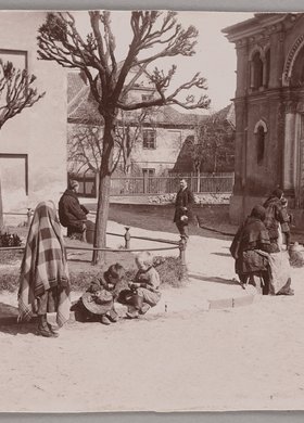 Sprzedaż cierni w Wielka Sobotę przed kościołem Nawiedzenia Najświętszej Marii Panny