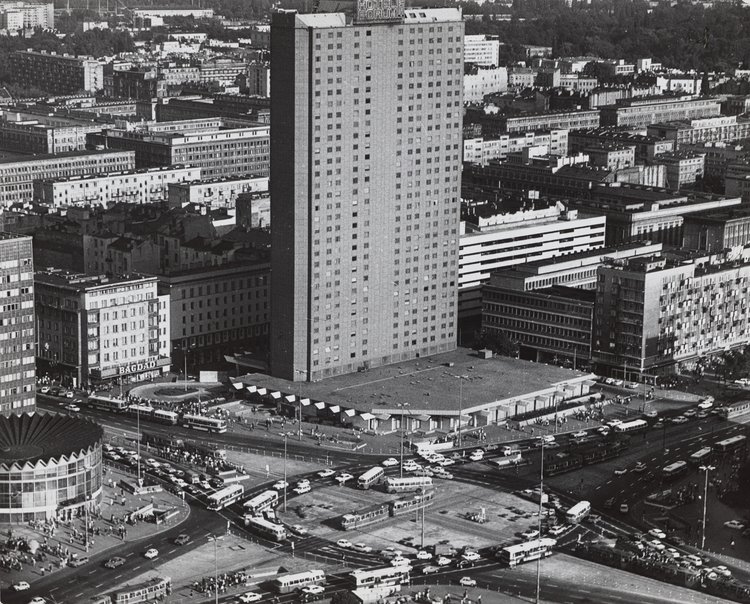 Widok z Pałacu Kultury i Nauki na hotel Forum i okolice