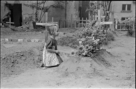 Dziewczynka nad grobem w ogrodzie przy Mazowieckiej 9