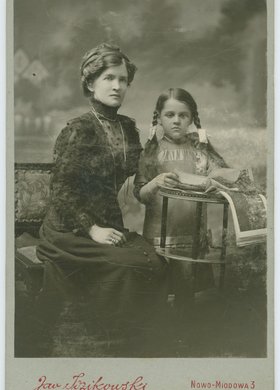 Portret Leokadii Karasińskiej z córką