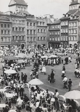 Rynek Starego Miasta w wiosenne lub letnie popołudnie