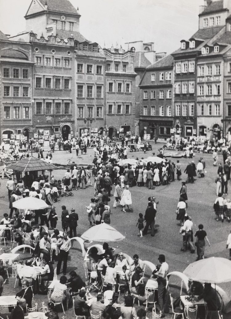 Rynek Starego Miasta w wiosenne lub letnie popołudnie