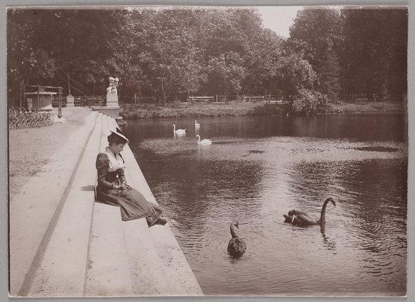 Młoda kobieta na schodach przed Pałacem na Wyspie w Łazienkach