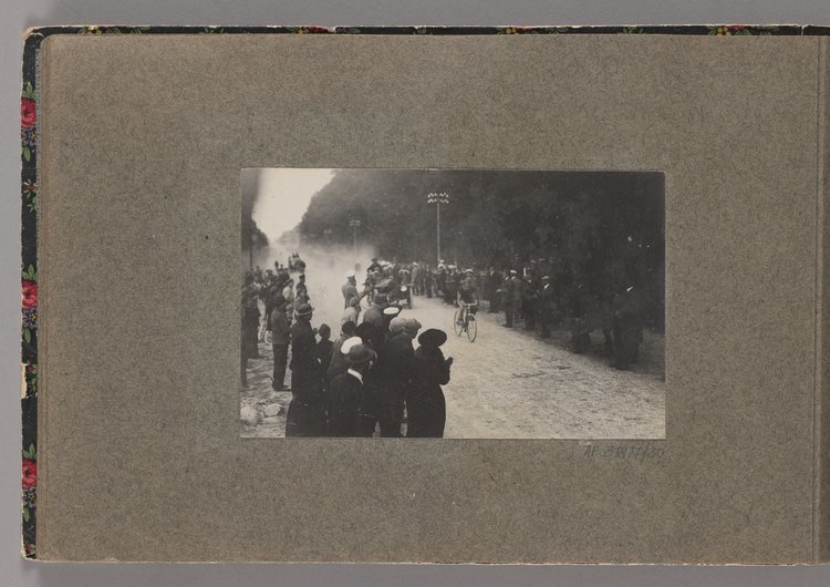 Album z fotografiami cyklistów na Dynasach