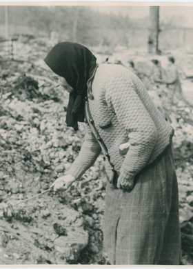 Kobieta wśród zgliszczy