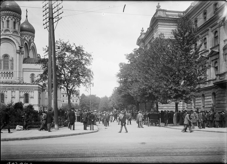 Gmach Komendantury Miasta i sobór św. Aleksandra Newskiego na placu Saskim