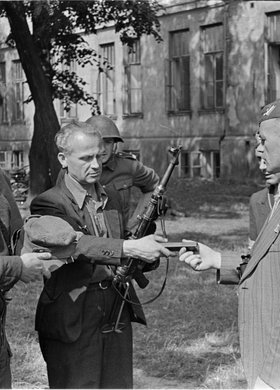 Powstańcy Zgrupowania AK "Krybar" w ogrodzie Konserwatorium Muzycznym przy ulicy Okólnik