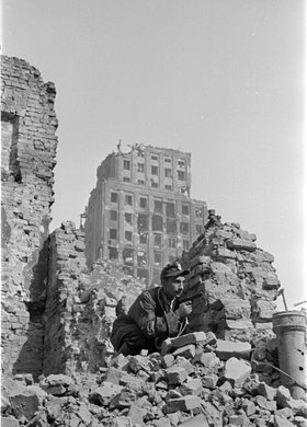 Powstaniec z pistoletem w ruinach domu przy ulicy Świętokrzyskiej 34