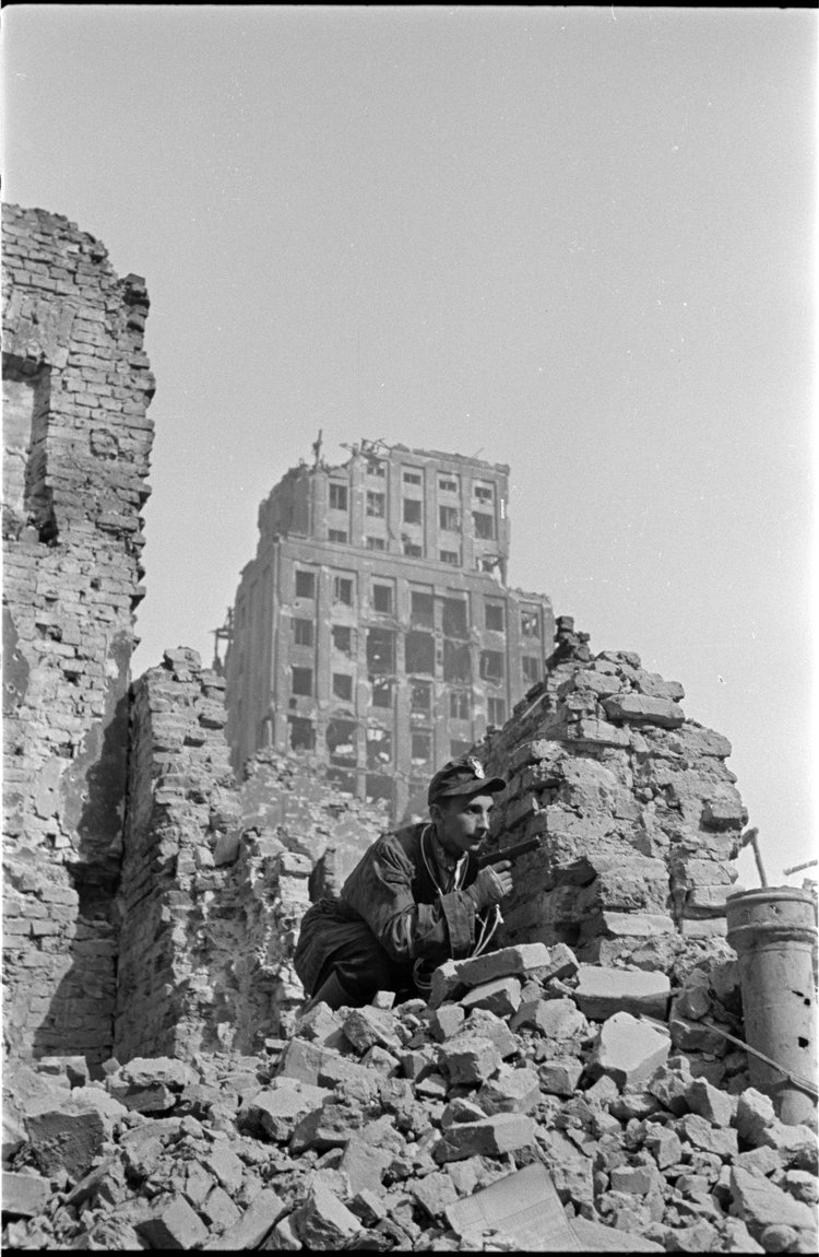 Powstaniec z pistoletem w ruinach domu przy ulicy Świętokrzyskiej 34