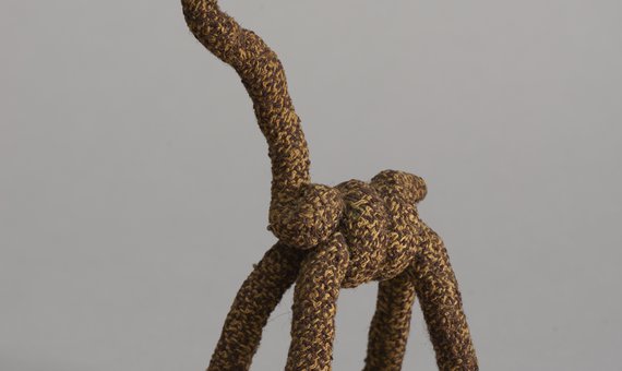 Maskotka żyrafa, wykonana w Pawiaku