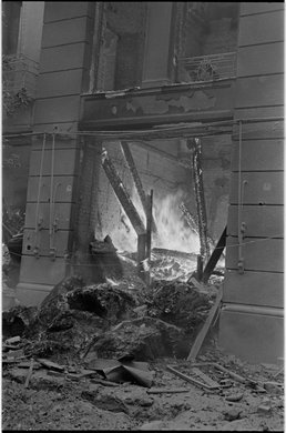 Płonący parter kamienicy Jankowskiego przy ulicy Stanisława Moniuszki 12