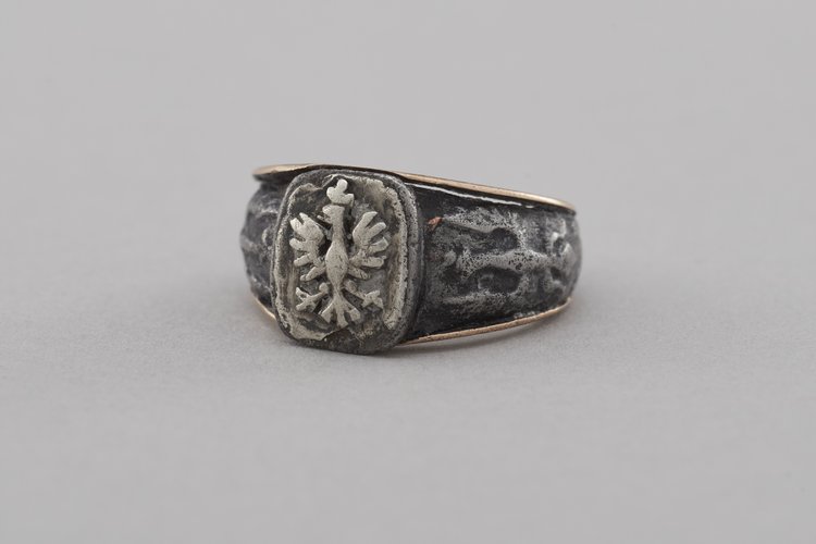 Pierścień w formie sygnetu z Orłem