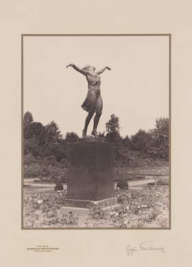 Rzeźba Tancerka w ogrodzie różanym w parku Skaryszewskim