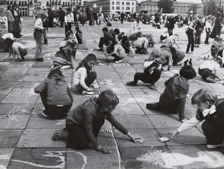 Outdoor event for children in Zwycięstwa [Victory] Square (currently Piłsudski Square)
