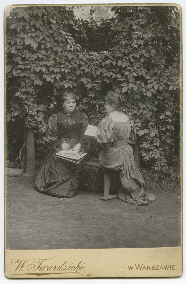 Portret Kazimiery Twardzickiej z córką Anielą w ogrodzie