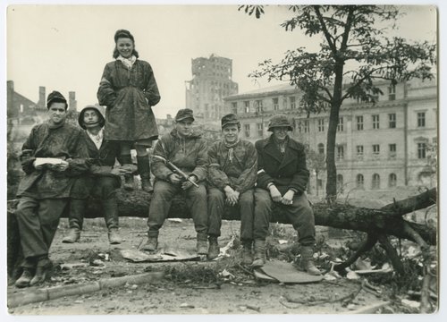 Żołnierze kompanii "Anna" batalionu "Gustaw" Armii Krajowej na placu Dąbrowskiego