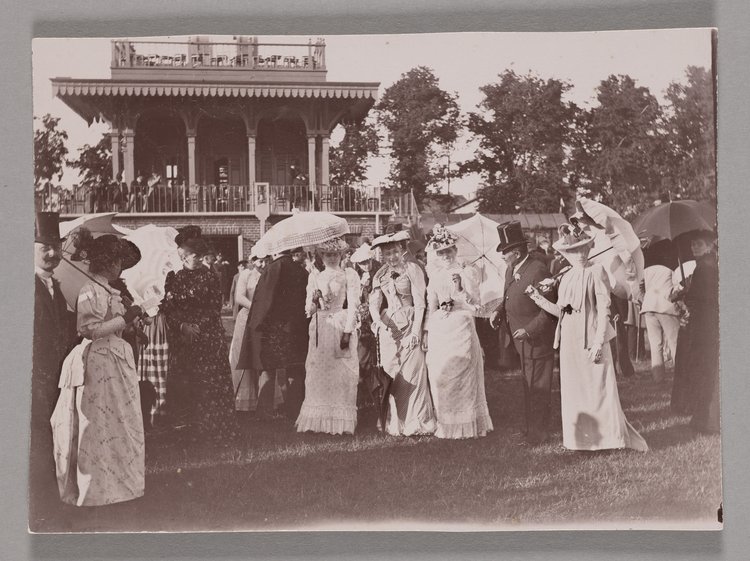 Publiczność podczas wyścigów konnych na Polu Mokotowskim