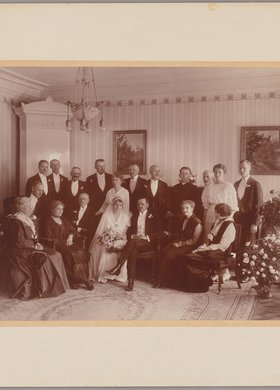 Portret młodej pary w otoczeniu członków rodziny