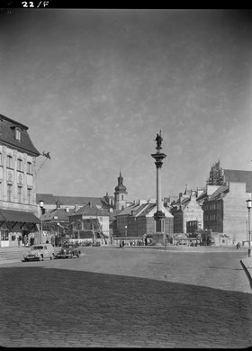 Wylot Krakowskiego Przedmieścia na plac Zamkowy i Stare Miasto