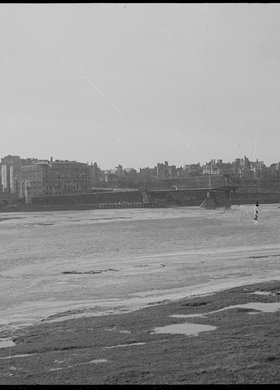 Zniszczony most Kierbedzia i panorama ruin Starego Miasta