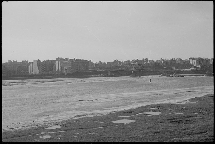 Zniszczony most Kierbedzia i panorama ruin Starego Miasta