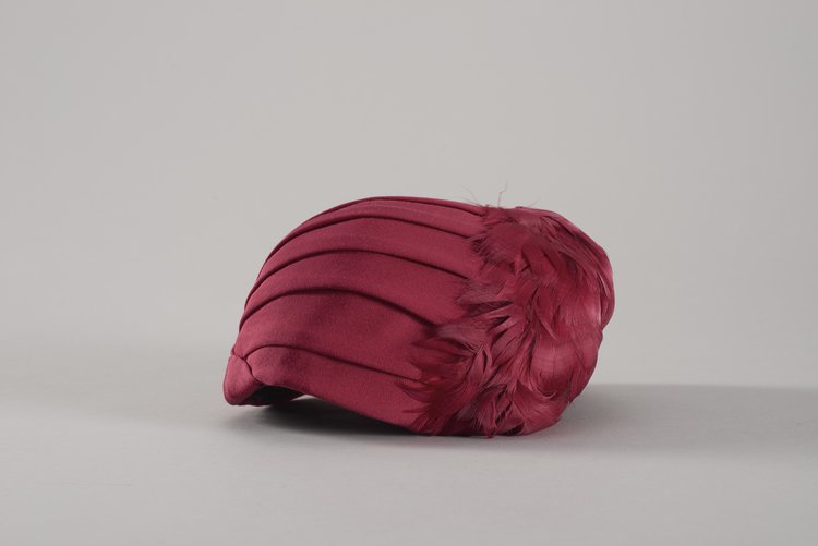 Czapeczka z amarantowymi piórami