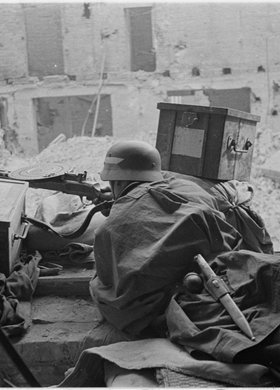 Powstaniec na stanowisku strzeleckim w ruinach Poczty Głównej przy placu Napoleona