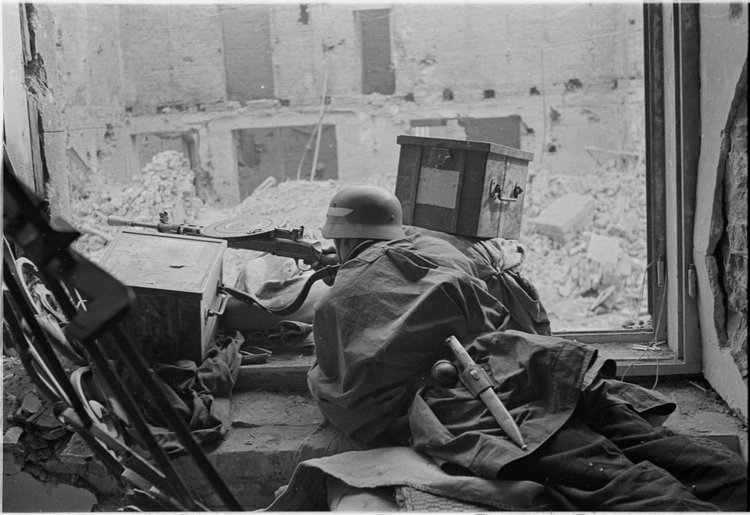 Powstaniec na stanowisku strzeleckim w ruinach Poczty Głównej przy placu Napoleona