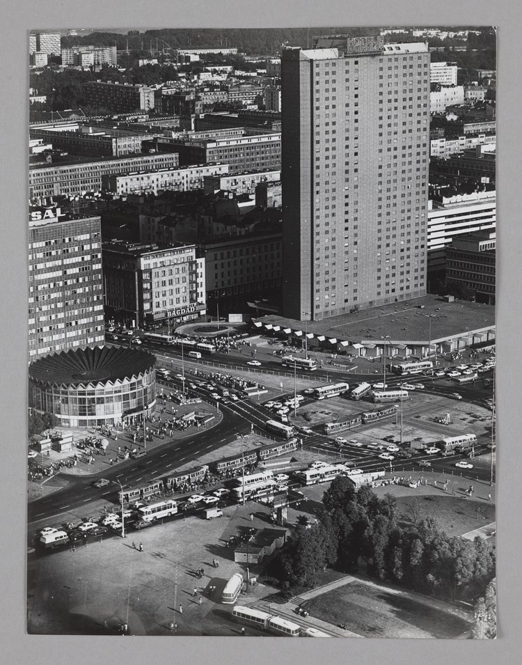 Widok z Pałacu Kultury i Nauki na hotel Forum i okolice