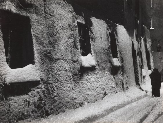 Zimowy widok Wąskiego Dunaju od Rynku Starego Miasta w kierunku Piwnej