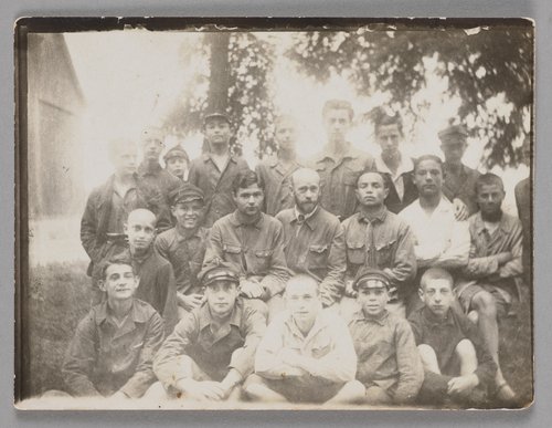 Fotografia przedstawiająca Janusza Korczaka (Henryka Goldszmita) z dziećmi i wychowawcami na kolonii letniej w filii Domu Sierot Różyczka (Gocławek)