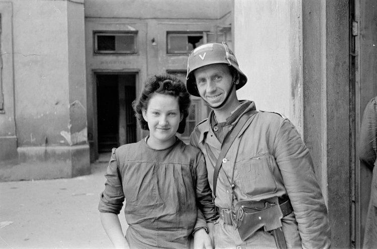 Dziewczyna i powstaniec