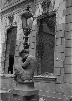 Rozbita latarnia z Satyrem przy ruinach pałacyku Łubieńskich