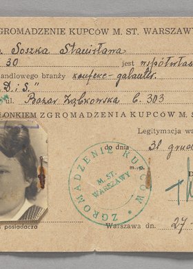 Legitymacja członkowska Zgromadzenia Kupców m.st. Warszawy wydana Stanisławie Soszce, która handlowała konfekcją galenteryjną na Bazarze Ząbkowska