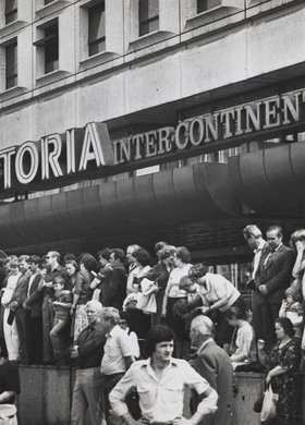 Crowd in front of Hotel Victoria in Zwycięstwa [Victory] Square (currently Piłsudski Square)
