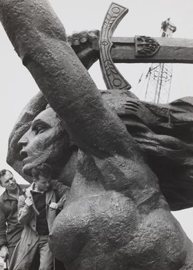 Installation of the Monument to the Heroes of Warsaw (Warsaw Nike)