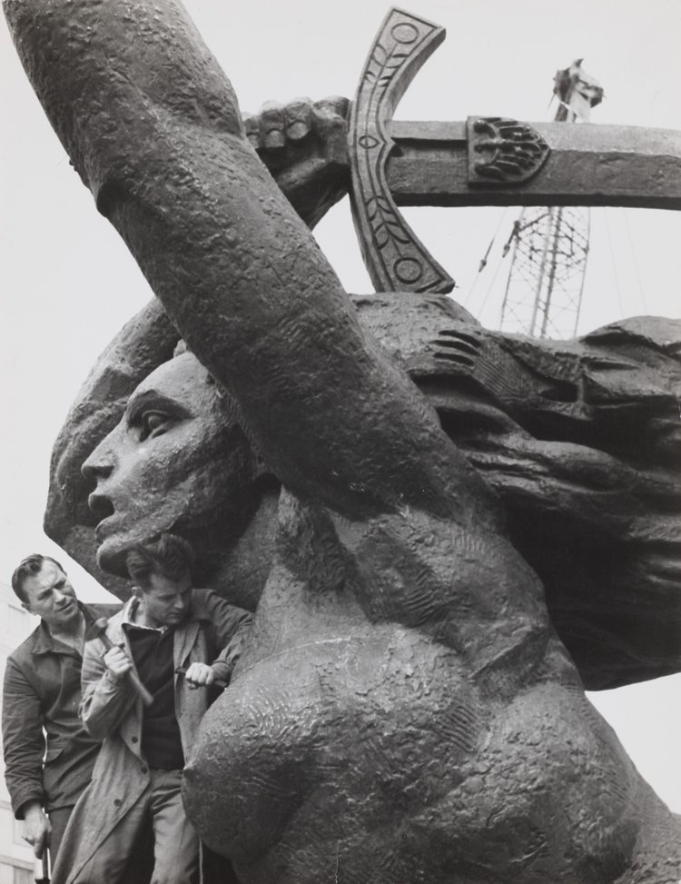 Montaż pomnika Bohaterów Warszawy (Warszawska Nike)