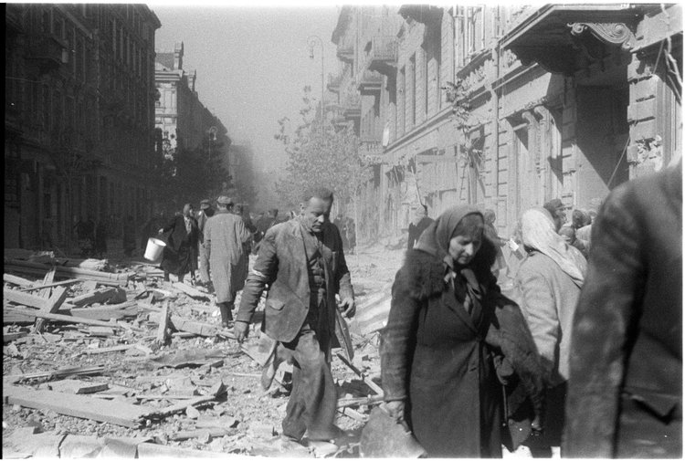 Ludność cywilna na ulicy Kruczej