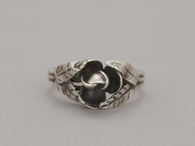 Pierścionek z różą