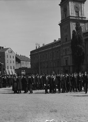 Obchody 125 rocznicy uchwalenia Konstytucji 3 Maja; uczniowie na placu Zamkowym