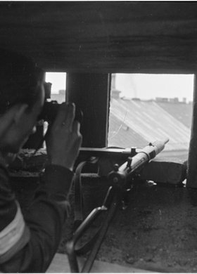 Powstaniec na stanowisku obserwacyjnym