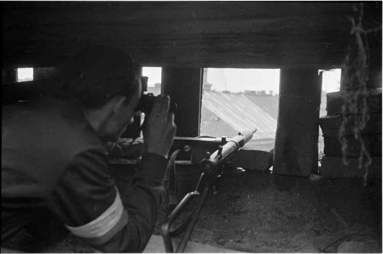 Powstaniec na stanowisku obserwacyjnym