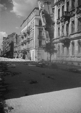 Obracjąca się w gruzy kamienica przy ulicy Poznańskiej 24