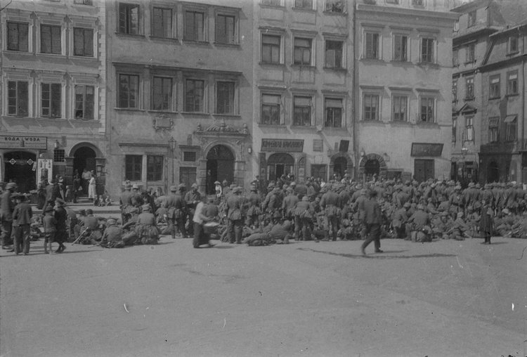 Żołnierze niemieccy na Rynku Starego Miasta po zajęciu Warszawy