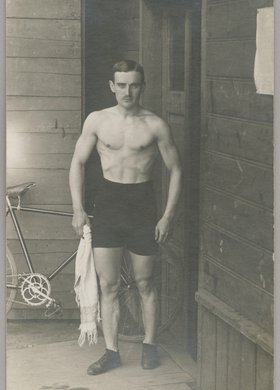 Portret Tadeusza Lenartowicza przed szatnią na Dynasach