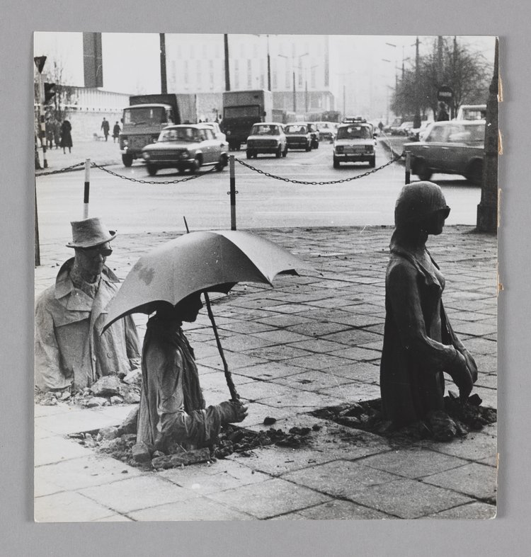 Fragment instalacji "Przejście" Jerzego Kaliny u zbiegu ulic Mazowieckiej i Świętokrzyskiej