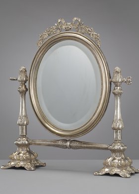 Lustro toaletowe z dwoma świecznikami